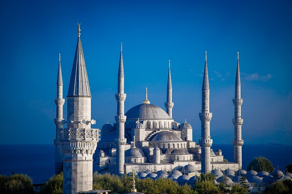 Top 10 Beautiful Mosques Surrounded In 2023