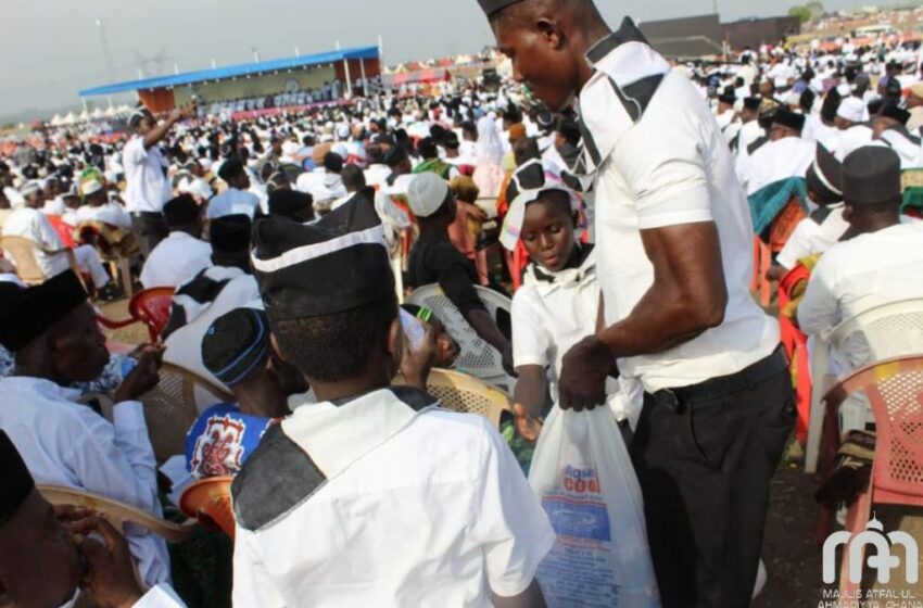  Small Helpers, Big Service | The Review of Religions