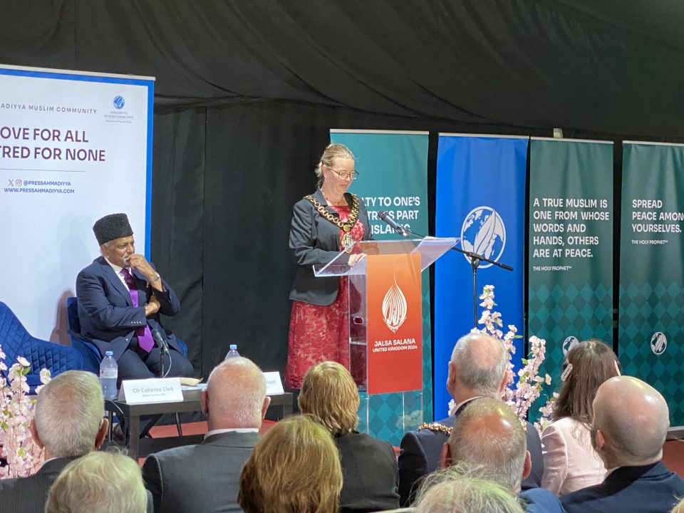 East Hampshire Chairman Boldly Breaks Tradition At Muslim Convention