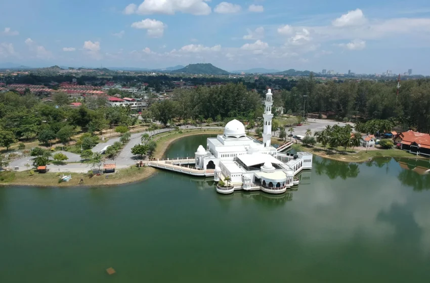  Malaysia To Jail or Fine Men For Skipping Friday Prayers in Terengganu