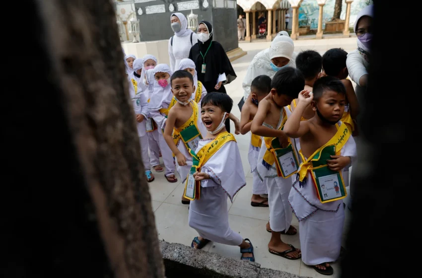  Indonesia To Lower Hajj Registration Age to 9