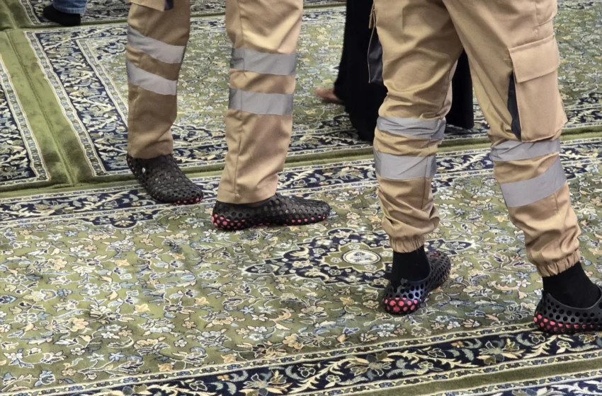  Cleaning Staff In Masjid an-Nabawi Gets New Uniforms