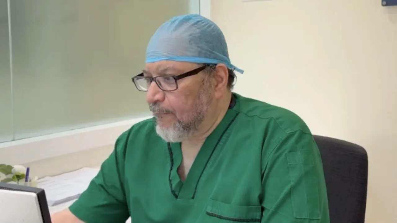 Saudi Doctor Teaches Quran at Masjid an-Nabawi for 12 Years to Honor Late Mother