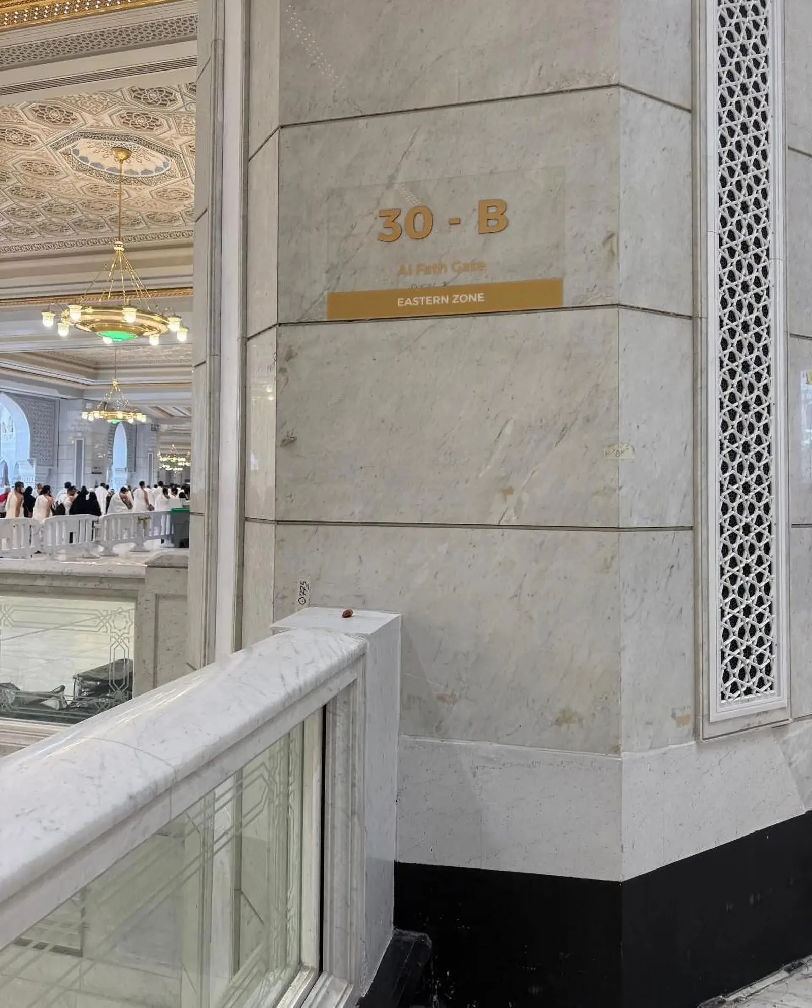 Masjid al-Haram Installs 350 Column Coding Boards to Help Pilgrims Navigate