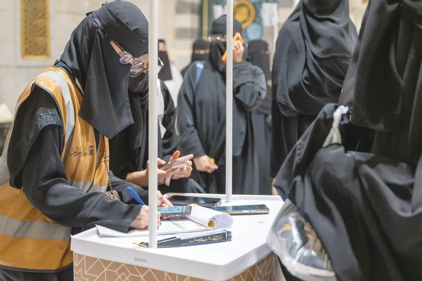 Masjid al-Haram Deploys 240 Staff Under “Ask Me” Initiative to Guide Pilgrims